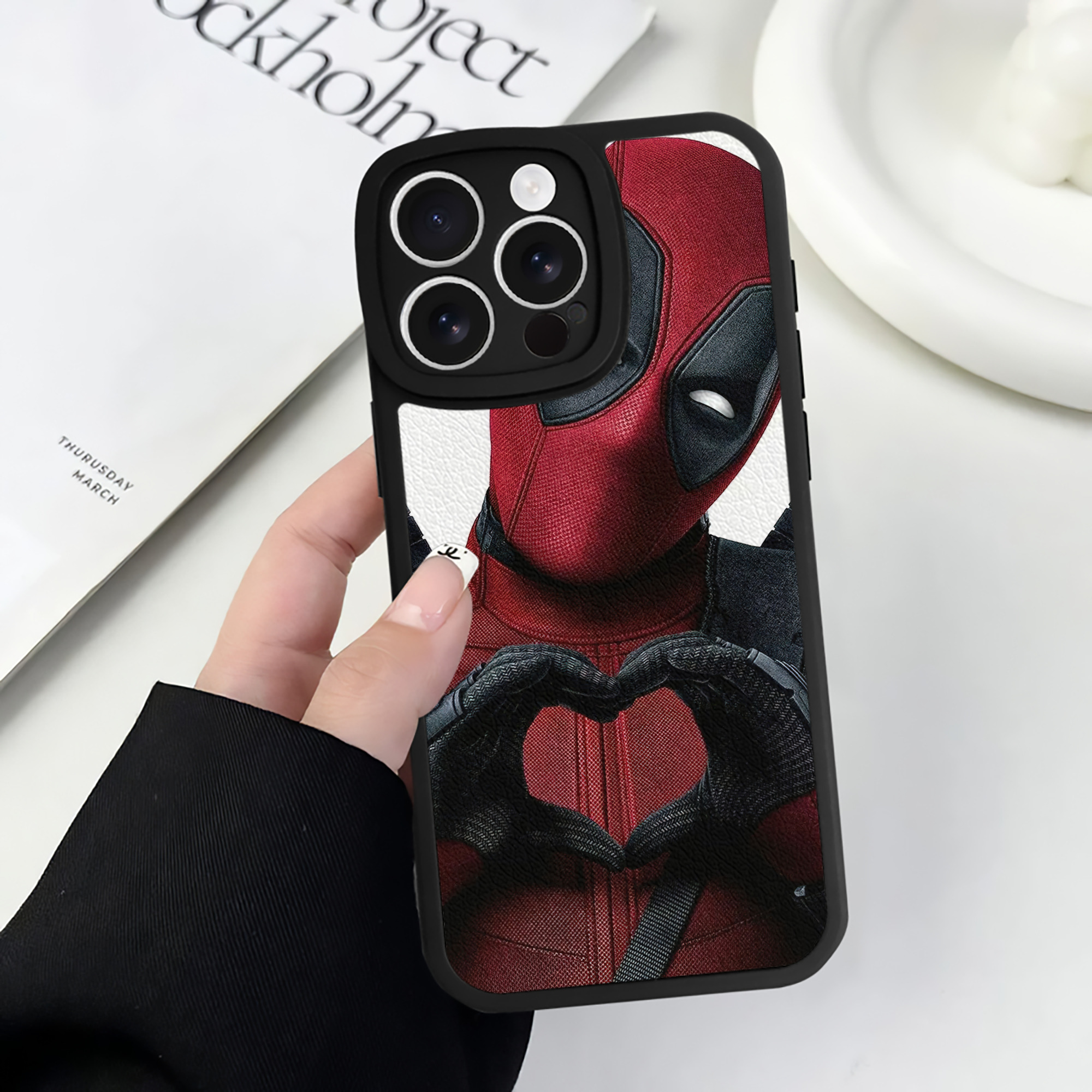 （画像用） Deadpool デッドプール 【iPhone 16シリーズ対応】シリコンスマホケース（レザー調） 材質：シリコン